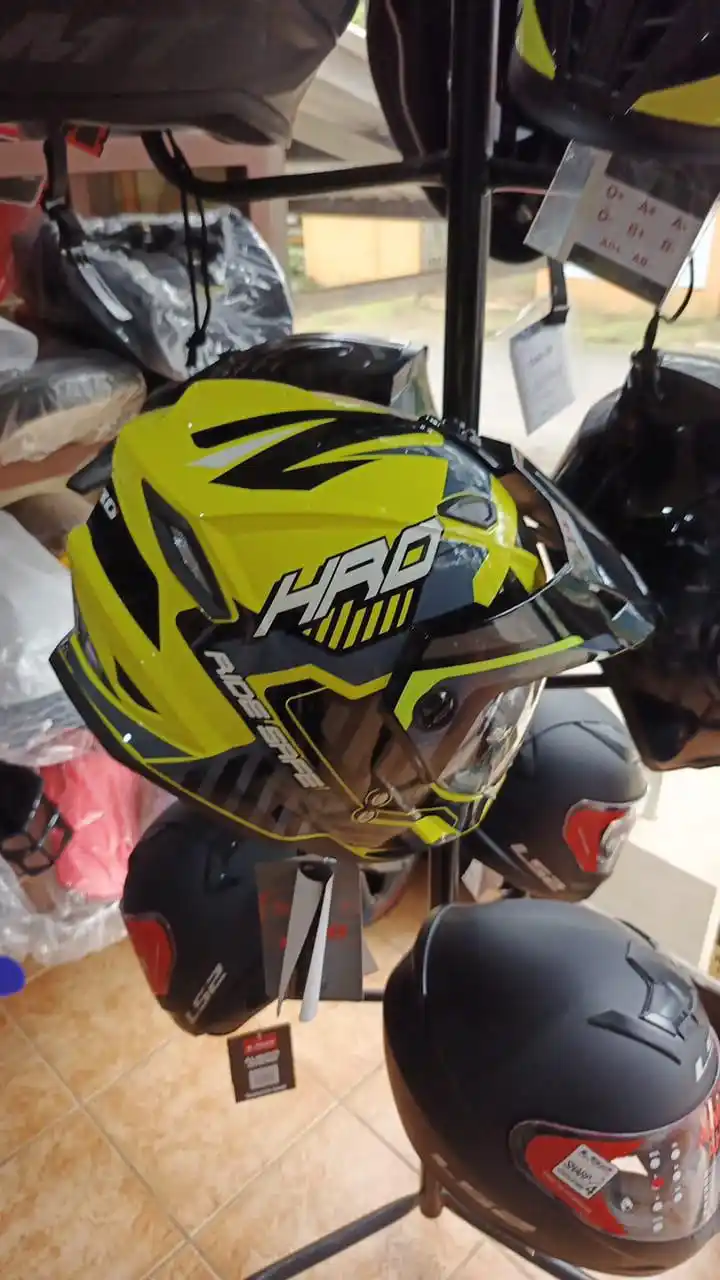 Este es un casco de moto amarillo marca HRO